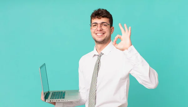 Επιχειρηματίας Φορητό Υπολογιστή Αισθάνεται Χαρούμενος Χαλαρός Και Ικανοποιημένος Δείχνοντας Έγκριση — Φωτογραφία Αρχείου