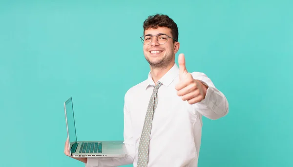 Geschäftsmann Mit Laptop Fühlt Sich Stolz Unbeschwert Zuversichtlich Und Glücklich — Stockfoto