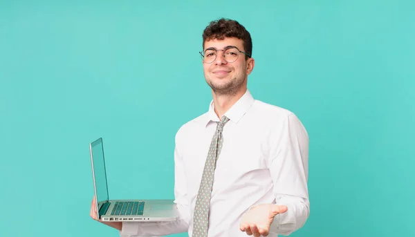 Hombre Negocios Con Portátil Sonriendo Felizmente Con Mirada Amistosa Segura —  Fotos de Stock