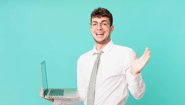 Empresário Com Laptop Sentindo Feliz Animado Surpreso Chocado Sorrindo Surpreso — Fotografia de Stock