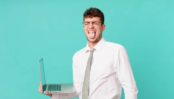 Homem Negócios Com Laptop Com Atitude Alegre Despreocupada Rebelde Brincando — Fotografia de Stock