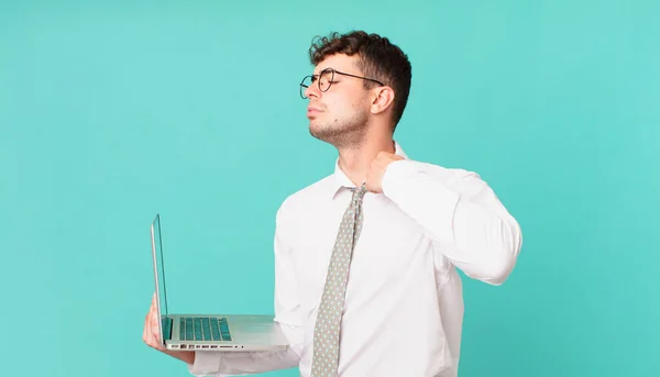 Geschäftsmann Mit Laptop Fühlt Sich Gestresst Ängstlich Müde Und Frustriert — Stockfoto