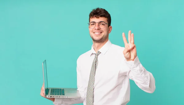 Бізнесмен Ноутбуком Посміхається Виглядає Доброзичливо Показуючи Номер Три Або Третій — стокове фото