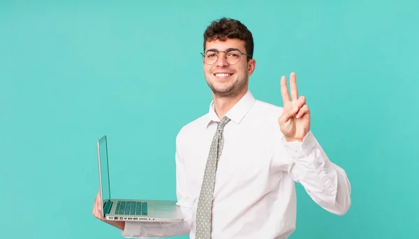 Бізнесмен Ноутбуком Посміхається Виглядає Доброзичливо Показуючи Номер Два Або Другий — стокове фото