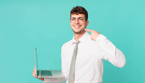 Zakenman Met Laptop Glimlachend Zelfverzekerd Wijzend Naar Eigen Brede Glimlach — Stockfoto