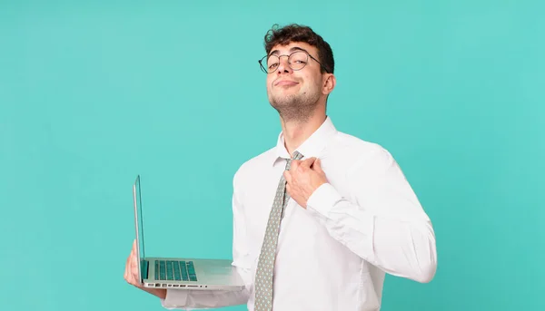 Zakenman Met Laptop Zoek Arrogant Succesvol Positief Trots Wijzend Naar — Stockfoto