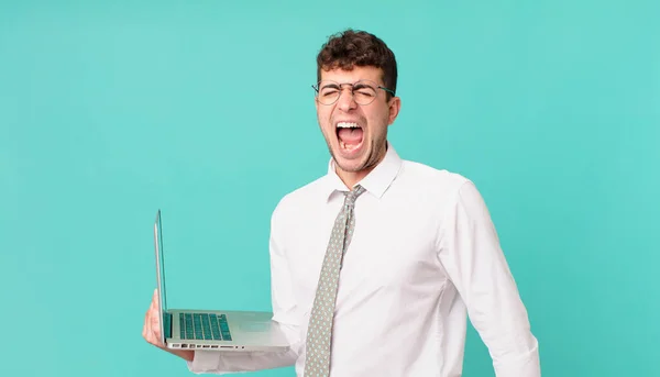 Hombre Negocios Con Portátil Gritando Agresivamente Mirando Muy Enojado Frustrado — Foto de Stock