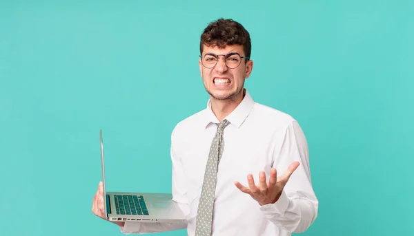 Zakenman Met Laptop Kijken Boos Geïrriteerd Gefrustreerd Schreeuwen Wtf Wat — Stockfoto