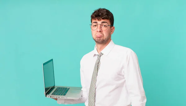 Üzletember Laptoppal Szomorú Nyafog Egy Boldogtalan Pillantást Sír Negatív Frusztrált — Stock Fotó