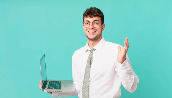 Hombre Negocios Con Laptop Sintiéndose Feliz Sorprendido Alegre Sonriendo Con —  Fotos de Stock