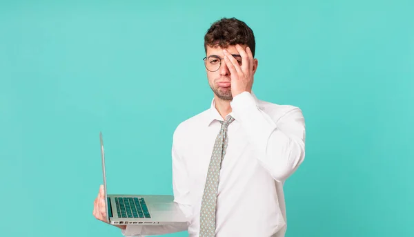 Zakenman Met Laptop Gevoel Verveeld Gefrustreerd Slaperig Een Vermoeiende Saaie — Stockfoto