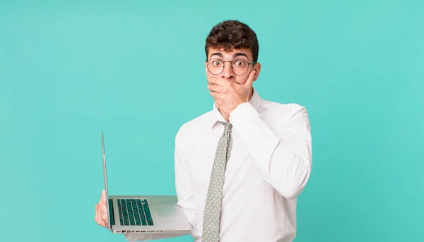 Empresário Com Laptop Cobrindo Boca Com Mãos Com Uma Expressão — Fotografia de Stock