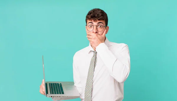 Zakenman Met Laptop Bedekken Mond Met Handen Met Een Geschokte — Stockfoto