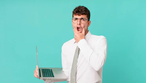 Empresário Com Laptop Com Boca Olhos Bem Abertos Mão Queixo — Fotografia de Stock