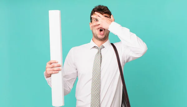 Arquitecto Mirando Sorprendido Asustado Aterrorizado Cubriendo Cara Con Mano Mirando —  Fotos de Stock