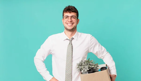 Geschäftsmann Lächelt Glücklich Mit Einer Hand Auf Der Hüfte Und — Stockfoto