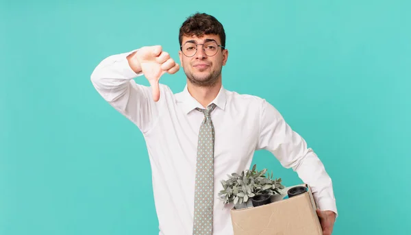 ビジネスマンは いらいら 失望または不満を感じ 深刻な表情で親指を下に示す 解雇の概念 — ストック写真