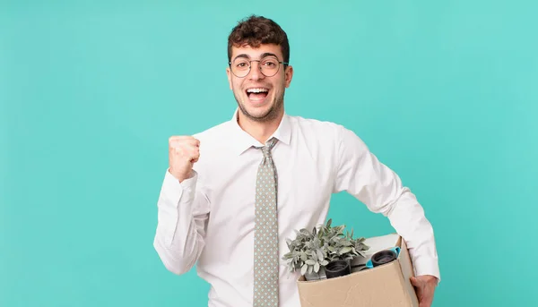Hombre Negocios Siente Sorprendido Emocionado Feliz Riendo Celebrando Éxito Diciendo —  Fotos de Stock