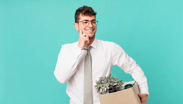 Geschäftsmann Lächelt Mit Glücklichem Selbstbewusstem Gesichtsausdruck Die Hand Kinn Fragt — Stockfoto