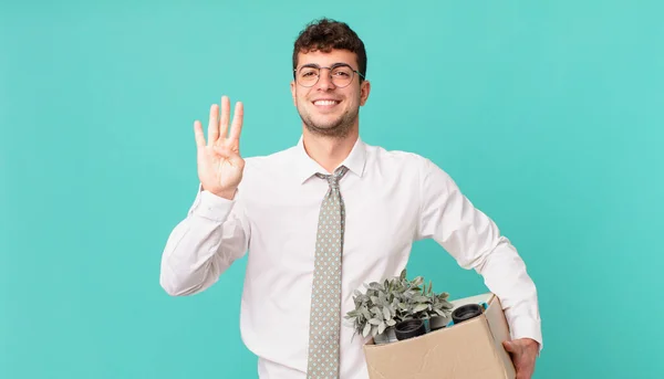 Empresário Sorrindo Olhando Amigável Mostrando Número Quatro Quarto Com Mão — Fotografia de Stock