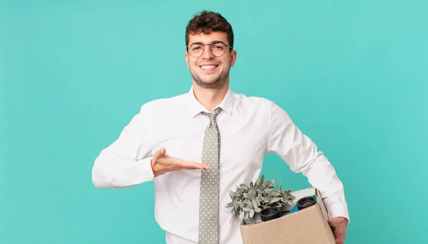 Бізнесмен Весело Посміхається Відчуває Себе Щасливим Показує Концепцію Копіювальному Просторі — стокове фото