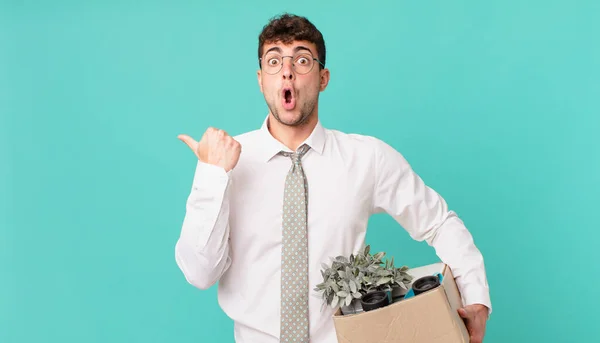 Hombre Negocios Mirando Asombrado Incredulidad Señalando Objeto Lado Diciendo Wow —  Fotos de Stock