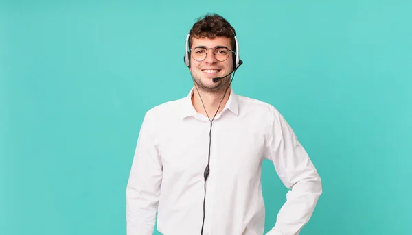 Telemarketer Sonriendo Felizmente Con Una Mano Cadera Actitud Confiada Positiva —  Fotos de Stock