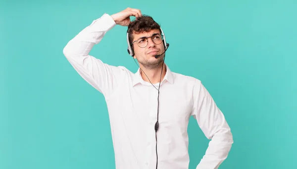 Telemarketer Känsla Förbryllad Och Förvirrad Skrapa Huvudet Och Titta Sidan — Stockfoto