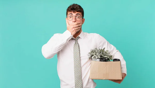 Zakenman Bedekken Mond Met Handen Met Een Geschokte Verrast Uitdrukking — Stockfoto