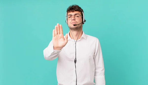 Telemarketer Sembra Serio Severo Scontento Arrabbiato Mostrando Mano Aperta Facendo — Foto Stock