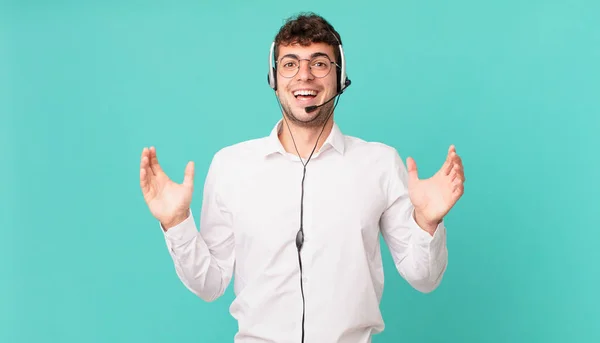 Telemarketer Sentirse Feliz Emocionado Sorprendido Sorprendido Sonriendo Asombrado Por Algo — Foto de Stock