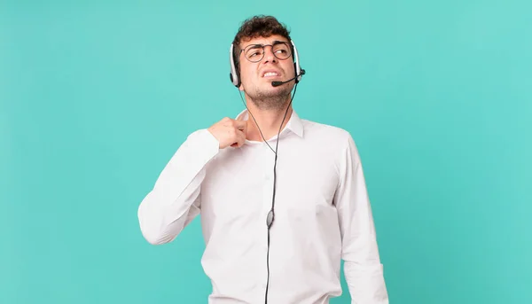 Télévendeur Sentant Stressé Anxieux Fatigué Frustré Tirant Cou Chemise Regardant — Photo