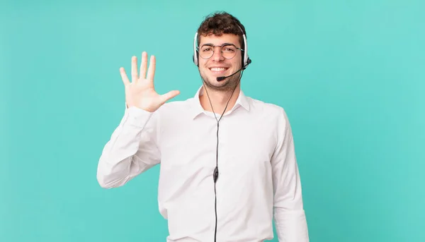 Télévendeur Souriant Sympathique Montrant Numéro Cinq Cinquième Avec Main Vers — Photo