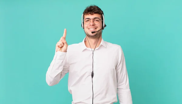 Telemarketer Usmívá Vypadá Přátelsky Ukazuje Číslo Jedna Nebo První Rukou — Stock fotografie