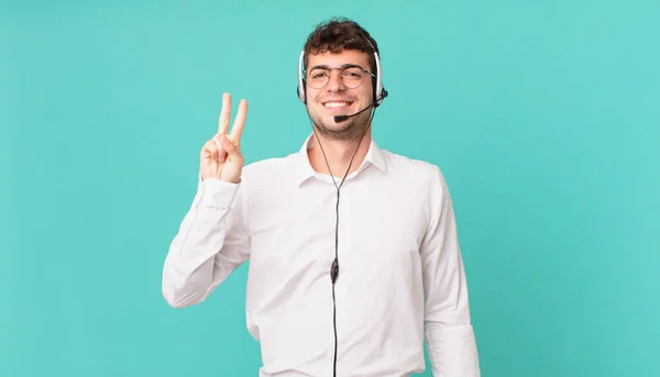 Telemarketer Lacht Ziet Vriendelijk Uit Toont Nummer Twee Tweede Met — Stockfoto