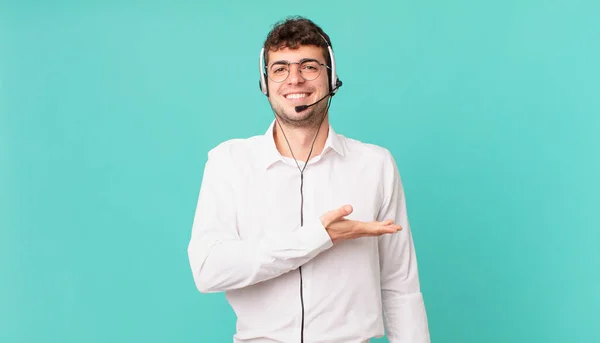 Telemarketern Ler Glatt Känner Sig Glad Och Visar Ett Koncept — Stockfoto