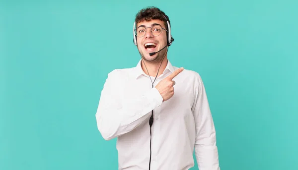 Telemarketer Guardando Eccitato Sorpreso Puntando Verso Lato Verso Alto Copiare — Foto Stock