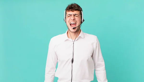 Telemarketer Gridando Aggressivamente Guardando Molto Arrabbiato Frustrato Indignato Infastidito Urlando — Foto Stock