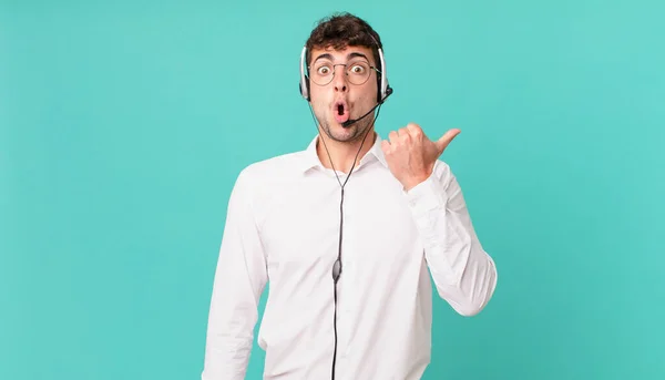 Telemarketer Looking Astonished Disbelief Pointing Object Side Saying Wow Unbelievable — Stock Photo, Image