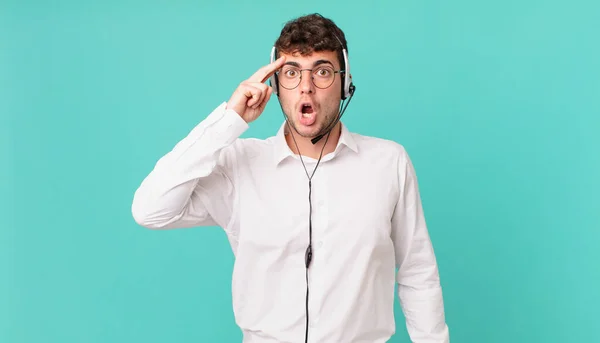 Telemarketer Buscando Sorprendido Con Boca Abierta Sorprendido Realizando Nuevo Pensamiento —  Fotos de Stock