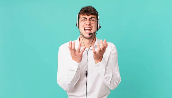 Telemarketer Ser Desperat Och Frustrerad Stressad Olycklig Och Irriterad Skriker — Stockfoto