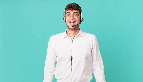 Telemarketer Ser Glad Och Positivt Överraskad Upphetsad Med Fascinerad Och — Stockfoto