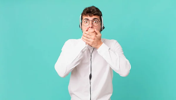 Télévendeur Couvrant Bouche Avec Les Mains Une Expression Choquée Surprise — Photo