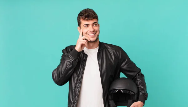 Motorrijder Glimlachend Met Een Vrolijke Zelfverzekerde Uitdrukking Met Hand Kin — Stockfoto