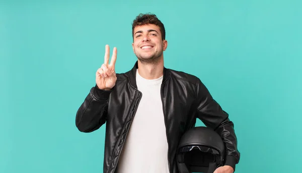 Motorrijder Glimlachend Vrolijk Kijkend Zorgeloos Positief Gebaar Van Overwinning Vrede — Stockfoto