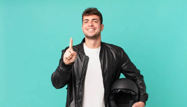 Motorrijder Glimlachend Trots Vol Vertrouwen Maken Nummer Een Poseren Triomfantelijk — Stockfoto