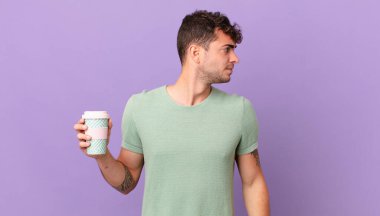 Profilinde kahve olan bir adam uzayı kopyalamaya çalışıyor. Düşünüyor, hayal ediyor ya da hayal kuruyor.