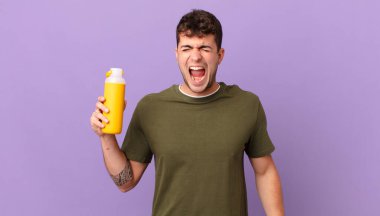 Yumuşak bağıran bir adam, çok kızgın, hayal kırıklığına uğramış, öfkeli ya da rahatsız olmuş görünüyor.