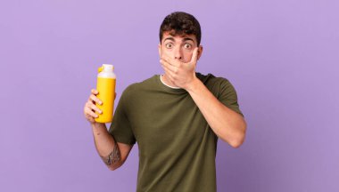 Ağzı pürüzsüz, elleri şaşkın, şaşırmış bir ifadeyle kapalı, sır saklayan ya da 