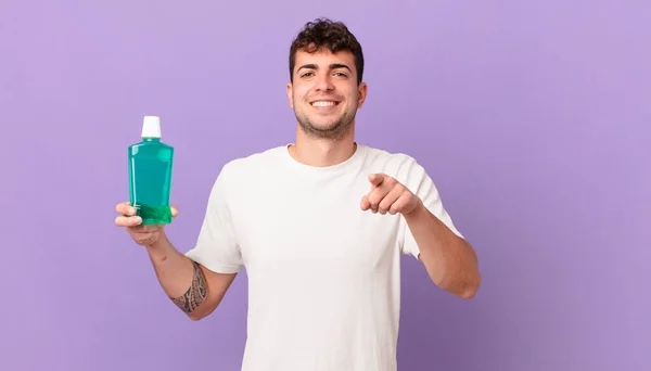 Hombre Con Enjuague Bucal Apuntando Cámara Con Una Sonrisa Satisfecha — Foto de Stock